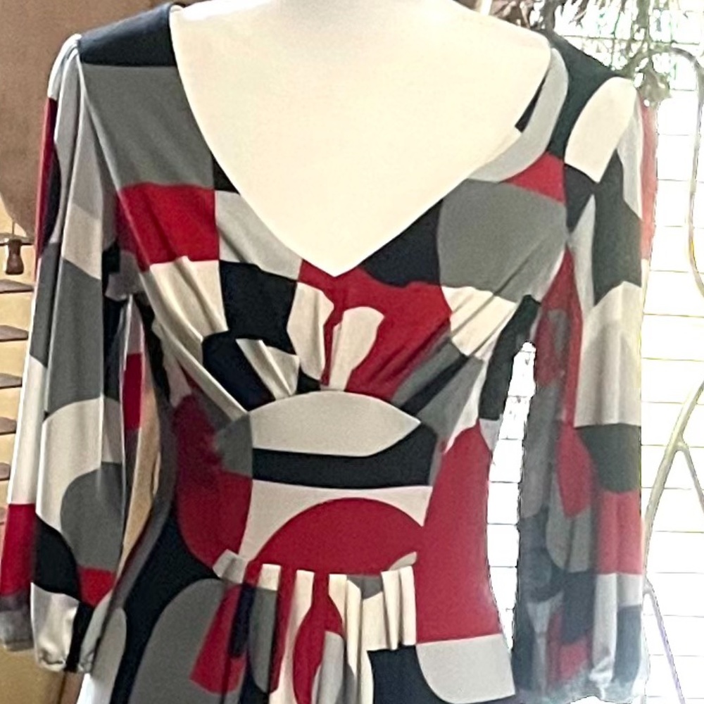 Dress with abstract designs. - Picture 3 of 8